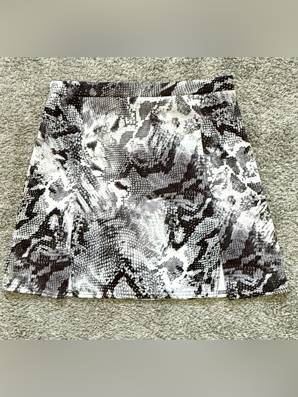 ✨ Missguided Gray Snakeskin Print Mini Skirt - Size M (Fits Like Size 8-10) ✨